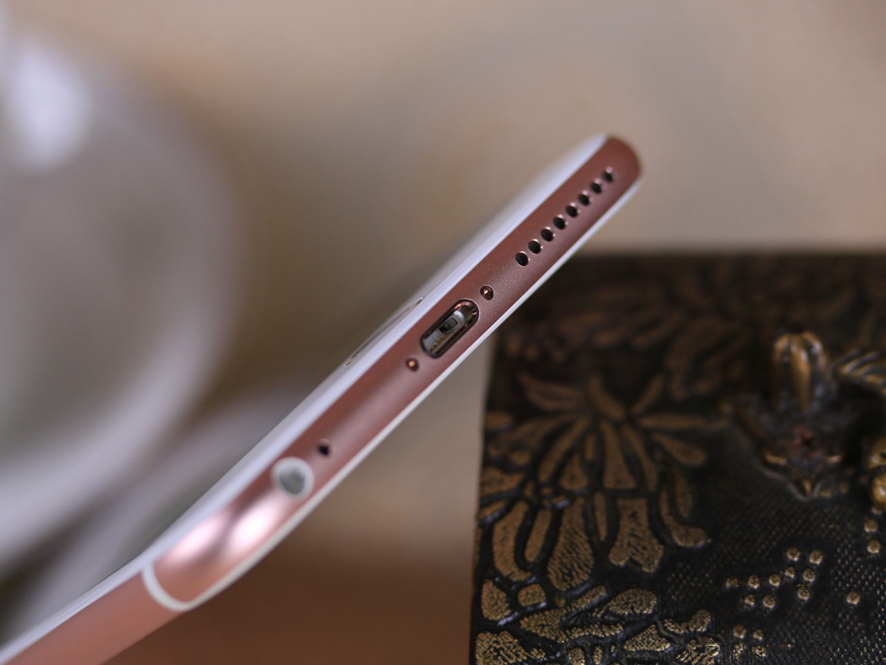 iPhone6s正面有兩個(gè)傳感器孔